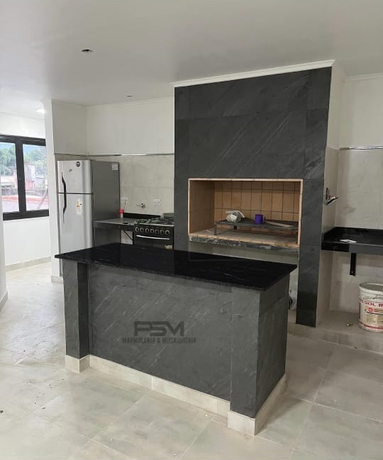 PARRILA INTERIOR CON DETALLES EN MARMOL